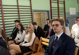 Uczniowie podczas uroczystego zakończenia roku