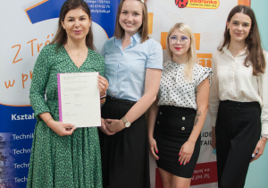 Pani prof Paulina Dębska (druga od prawej) wraz z przedstawicielami Biedronka