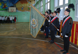 Sztandar szkoły prezentowany podczas hymnu państwowego przez poczet sztandarowy